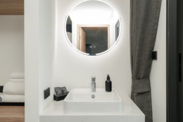 CHIMPANZEE POD (DELUXE ROOM DOUBLE OR TWIN BED)