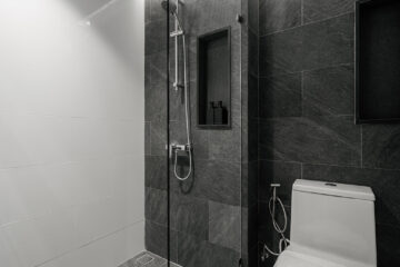 GORILLA POD SUITE WITH BATH POD (ONE BEDROOM TRIPLE BED WITH LIVING ROOM AND BATHTUB)